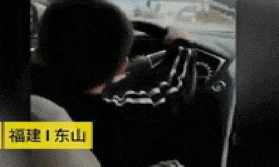 Video: Để con trai 3 tuổi lái ô tô còn khoe trên mạng xã hội, cặp cha mẹ bị phạt nặng