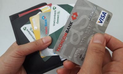 Từ ngày 31/12, mở thẻ ATM hộ người khác có thể bị phạt tới 100 triệu đồng
