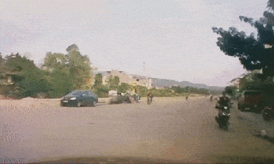 Video: Ô tô truy đuổi xe máy bỏ chạy vì làm vỡ gương gay cấn như phim hành động 