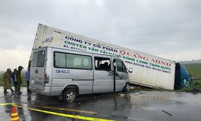 Quảng Ngãi: Container va chạm xe khách chở các nhà sư, 13 người thương vong