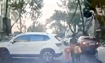  Video: Người phụ nữ lùi xe bất cẩn, đâm vào 3 người đang đi bộ