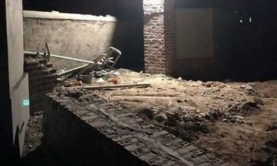 Quảng Ninh: Sập mái cổng nhà đang thi công, 2 công nhân tử vong
