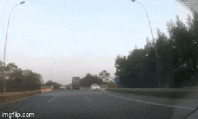 Video: Rùng mình cảnh ô tô phóng ngược chiều trên đại lộ Thăng Long