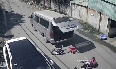 Đồng Nai: Làm rõ vụ xe ô tô đưa đón học sinh bị bung cửa sau khiến 3 em rơi xuống đường