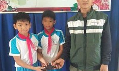 Tuyên dương hai học sinh trả lại ví cho người đánh mất ở Quảng Ngãi