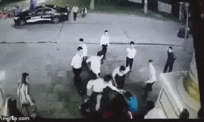 Video: Hàng chục thanh niên vây đánh người đàn ông trước cửa quán karaoke