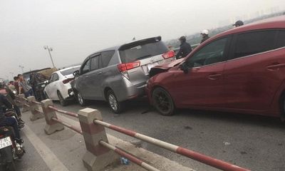 7 ô tô đâm nhau liên hoàn trên cầu Thanh Trì, đường trên cao tắc gần 10 km