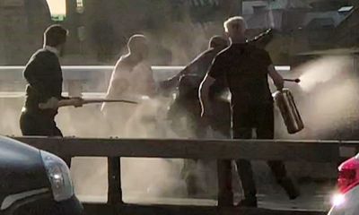 Video: Khoảnh khắc người đi đường chặn kẻ đâm dao ở cầu London
