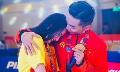 Khánh Thi khóc nức nở trong vòng tay Phan Hiển sau khi ông xã giành HCV SEA Games