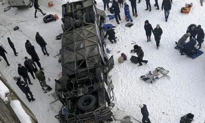 Kinh hoàng xe buýt nổ lốp lật xuống sông băng giá lạnh, 19 người chết tại chỗ