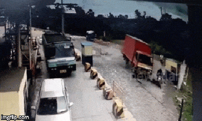 Video: Kinh hoàng Container tông trạm thu phí khiến 3 người thương vong