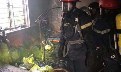 Nghệ An: Căn nhà 2 tầng bốc cháy dữ dội do chủ là quần áo rồi bỏ quên sang hàng xóm chơi