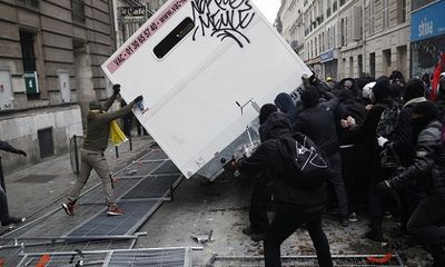 800.000 người biểu tình đổ ra đường phản đối kế hoạch cải cách lương hưu khiến nước Pháp tê liệt