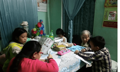 Bà giáo gần 100 tuổi cần mẫn dạy học miễn phí cho trẻ em nghèo