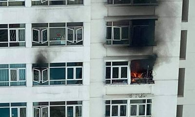 TP.HCM: Cháy căn hộ tầng 12 chung cư, người dân hoảng hốt tháo chạy