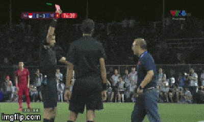 Video: Cãi tay đôi cực gắt với trọng tài, thầy Park nhận thẻ đỏ trực tiếp