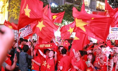 Cờ đỏ rợp trời, hàng nghìn CĐV xuống đường ăn mừng chiến thắng của đội tuyển U22 Việt Nam 