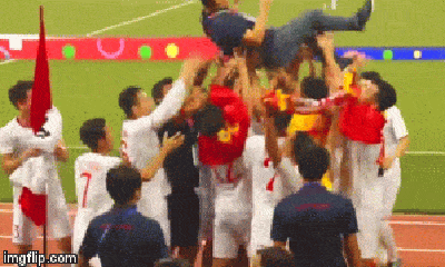 Video: HLV Park Hang-seo được các tuyển thủ U22 Việt Nam tung bổng, ăn mừng chiến thắng