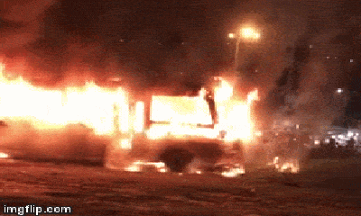 Video: Đang đậu giữa bãi đất trống, xe khách 29 chỗ bất ngờ bốc cháy ngùn ngụt 