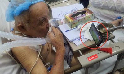 Xúc động hình ảnh cụ ông nằm trên giường bệnh đeo ống thở vẫn vẫn cố xem trận U22 Việt Nam - U22 Indonesia