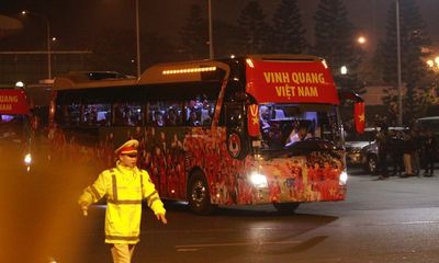 Video: Đoàn xe chở các nhà vô địch SEA Games rời sân bay Nội Bài