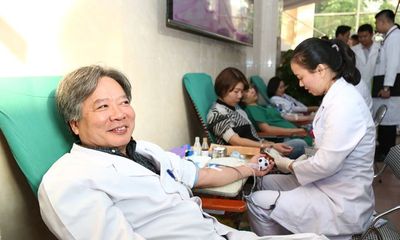 Kho máu cạn kiệt, bệnh viện Việt Đức huy động cán bộ, nhân viên hiến máu