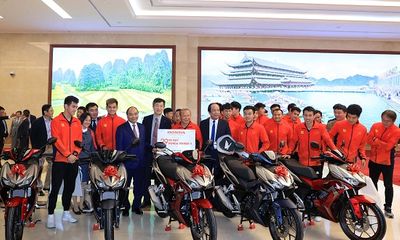 Honda Việt Nam tặng thưởng các thành viên của Đội tuyển Quốc gia Nữ Việt Nam và Đội tuyển U-22 Việt Nam chúc mừng cho chiến thắng tại Seagames 30 