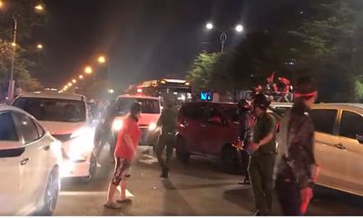 Hình ảnh đẹp ở Đà Nẵng: Nhường đường cho xe cứu thương trong đêm “đi bão” mừng chiến thắng của U22 Việt Nam