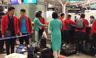 Nửa đêm, các tuyển thủ U23 Việt Nam lỉnh kỉnh xách hành lý sang Hàn Quốc tập huấn