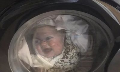 Ông bố hoảng hốt vì nhìn thấy mặt con gái nhỏ trong máy giặt