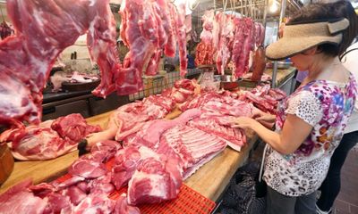 Giá thịt lợn tăng cao, bà nội trợ chuyển hướng sang hải sản