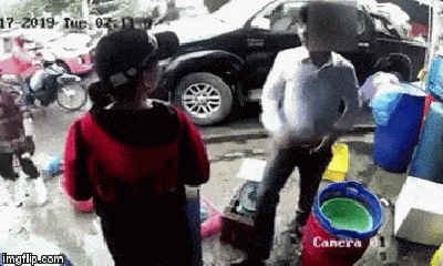 Video: Phẫn nộ cảnh “soái ca” lái ô tô tát tới tấp người phụ nữ giữa chợ 