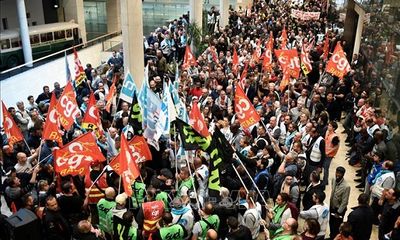 Giao thông tại Pháp tê liệt trầm trọng vì biểu tình phản đối cải cách lương hưu