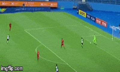 Video: Mải mê phô diễn kỹ thuật, thủ môn nhận cái kết đắng