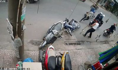 Video: Ngăn cản nhóm đối tượng trộm xe máy, người đàn ông bị xịt hơi cay thẳng vào mặt