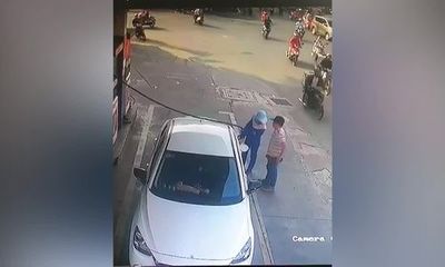 Video: Sau khi đổ xăng, người đàn ông rút ví ra rồi lại bỏ ngay vào túi quần, phóng xe đi thẳng