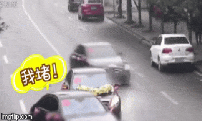 Video: Cô dâu chú rể dàn cảnh cướp hôn làm náo loạn cả tuyến đường