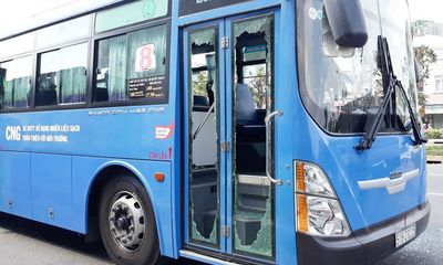 Vụ nhóm côn đồ dùng hung khí đập phá xe buýt: Xác định được danh tính một đối tượng