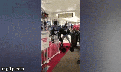 Hai nhóm thanh niên hỗn chiến giữa trung tâm thương mại trong đêm Noel