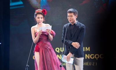 Dương Yến Nhung xin lỗi nhà quay phim vì sự cố đọc nhầm tên trên sóng truyền hình