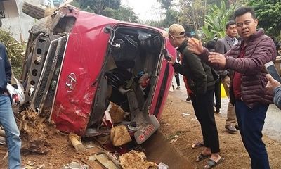 Tin tai nạn giao thông mới nhất ngày 29/12/2019: Xe khách lật nghiêng, 12 người bị thương
