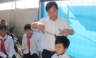 Ghé thăm tiệm cắt tóc “không đồng” dành cho học sinh tại Hà Tĩnh