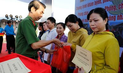 Công an thành phố Cần Thơ tặng vé xe cho công nhân về quê đón Tết