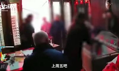 Mạng xã hội Trung Quốc dậy sóng cảnh con lật nắp quan tài, mắng bố đã khuất