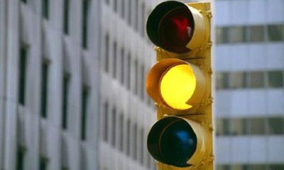 Từ 1/1/2020, lái xe máy vượt đèn vàng, đèn đỏ có thể bị xử phạt đến 1 triệu đồng