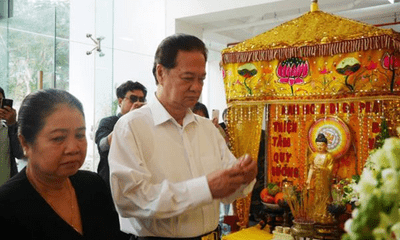 Nguyên Thủ tướng Nguyễn Tấn Dũng cùng vợ đến viếng nghệ sĩ Chánh Tín