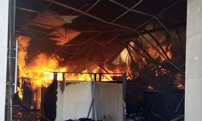 Bình Dương: Xưởng nội thất bốc cháy dữ dội, khói đen ngút trời