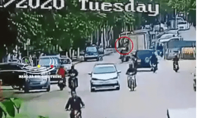 Video: Đánh lái tránh ô tô mở cửa đột ngột, người phụ nữ bị xe tải cán chết thương tâm