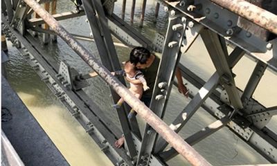 Giải cứu thành công người thanh niên ôm theo con nhỏ định nhảy cầu Long Biên