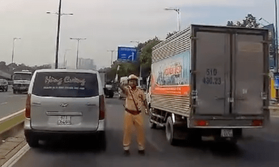 Video: Lách làn vượt ẩu trên đại lộ, tài xế gặp ngay cảnh sát giao thông